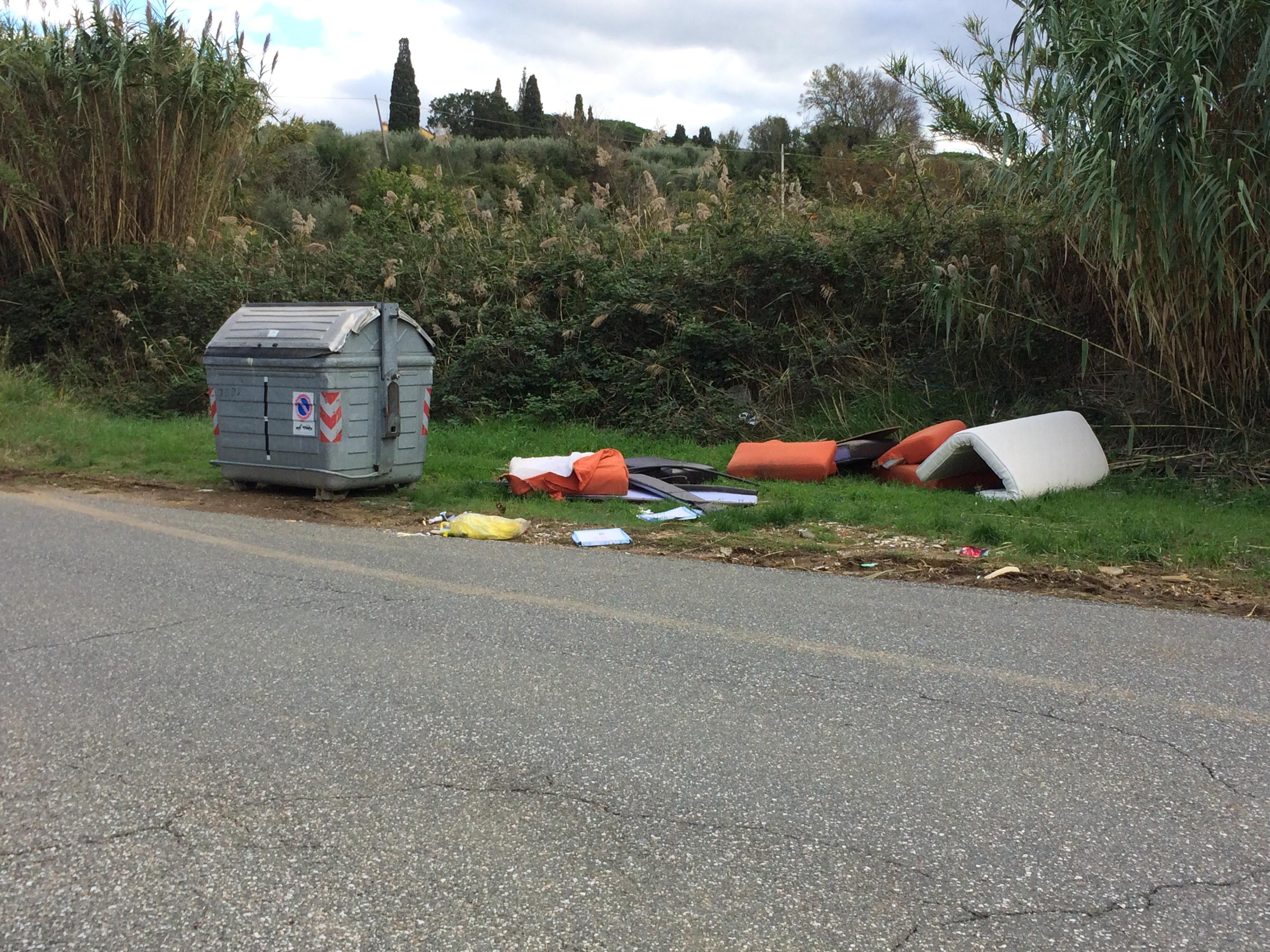 Rifiuti abbandonati su via Curtatone