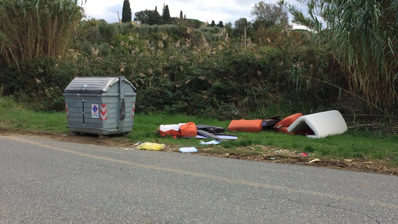 Rifiuti abbandonati su via Curtatone