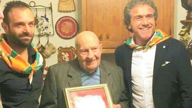 Al centro il maestro Giulio Vezzosi con la targa che gli è stata consegnata dal sindaco Alessio Spinelli