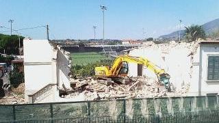 Villa liberty demolita: denunciati
