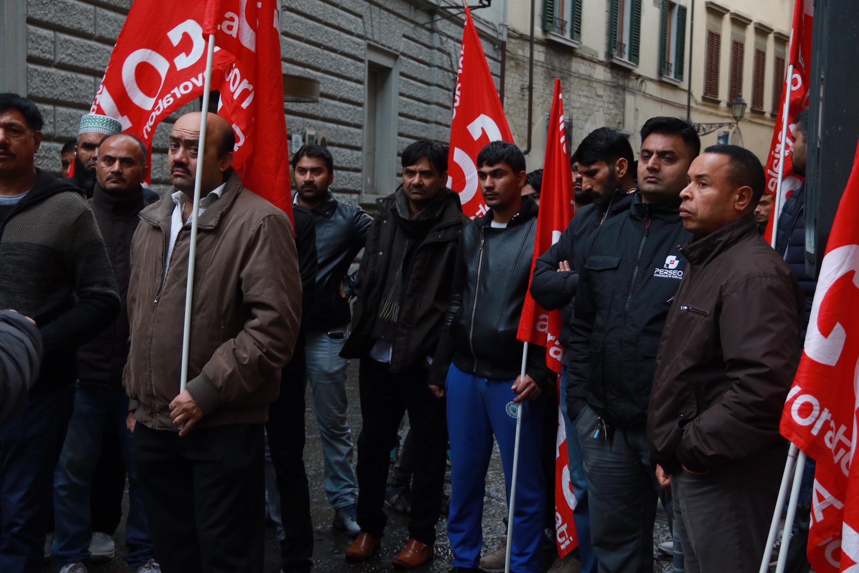 Operai pakistani alla manifestazione del Si-Cobas davanti alla prefettura (foto Sproviero/Batavia)