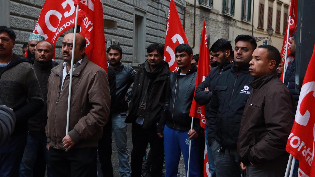 Operai pakistani alla manifestazione del Si-Cobas davanti alla prefettura (foto Sproviero/Batavia)