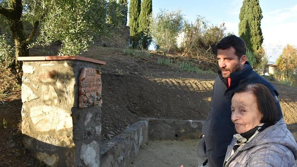 La signora Sara con il sindaco di Pistoia, Alessandro Tomasi