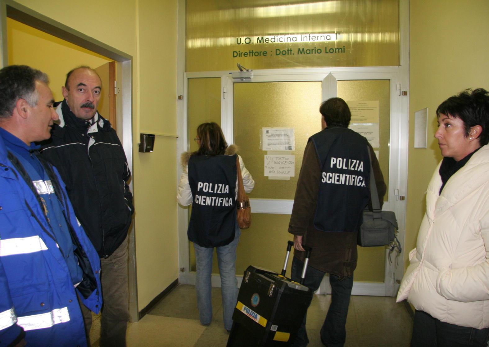 La polizia in ospedale dopo l'omicidio