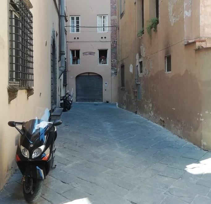 Nobili e botteghe in vicolo delle Ventaglie 