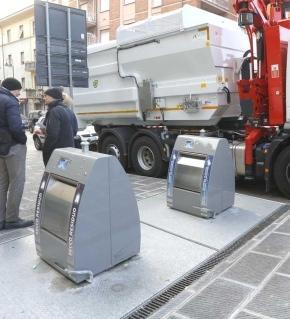 Due cassonetti interrati come quelli che saranno posizionati in centro a Pistoia