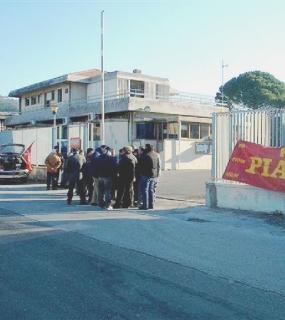 Una manifestazione davanti alla Tnt a Lugnano