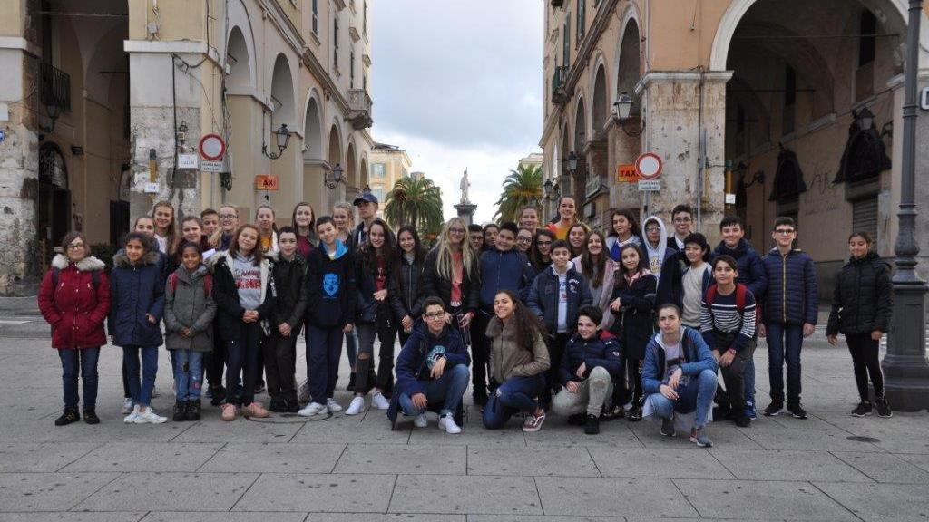 I ragazzi di Erasmus in piazza Castello