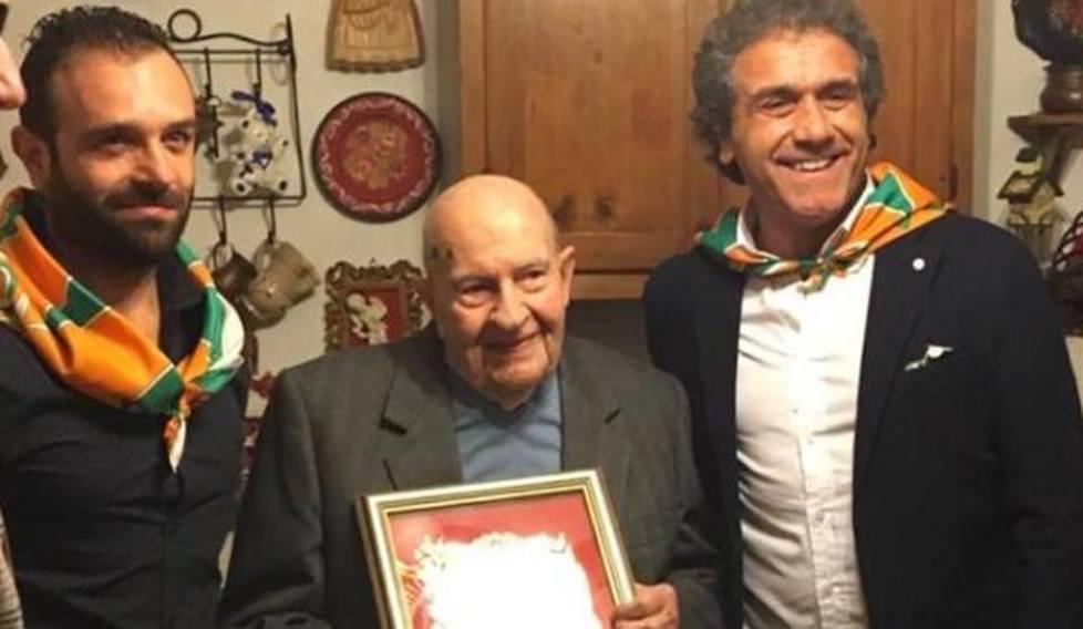 Un maestro è per sempre: a 100 anni riceve visite dei suoi ex alunni di 80 