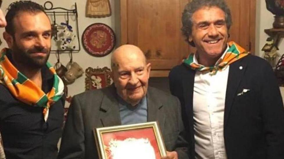 Un maestro è per sempre: a 100 anni riceve visite dei suoi ex alunni di 80