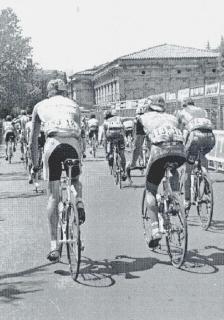Nella foto sotto a sinistra il Giro d’Italia del 2003, ultimo grande evento ciclistico ospitato in città