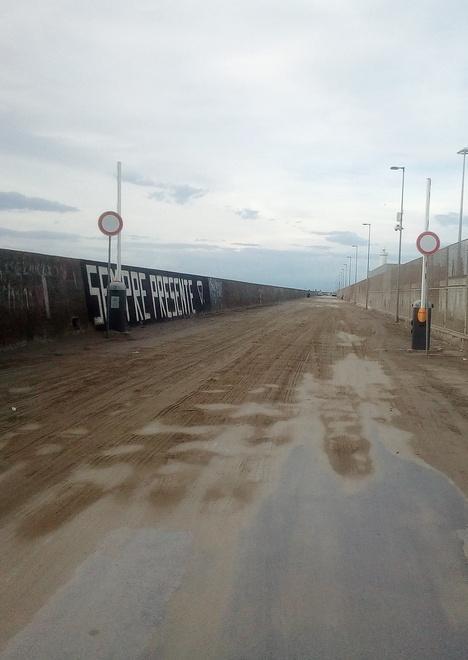 Muraglione strada invasa dalla sabbia