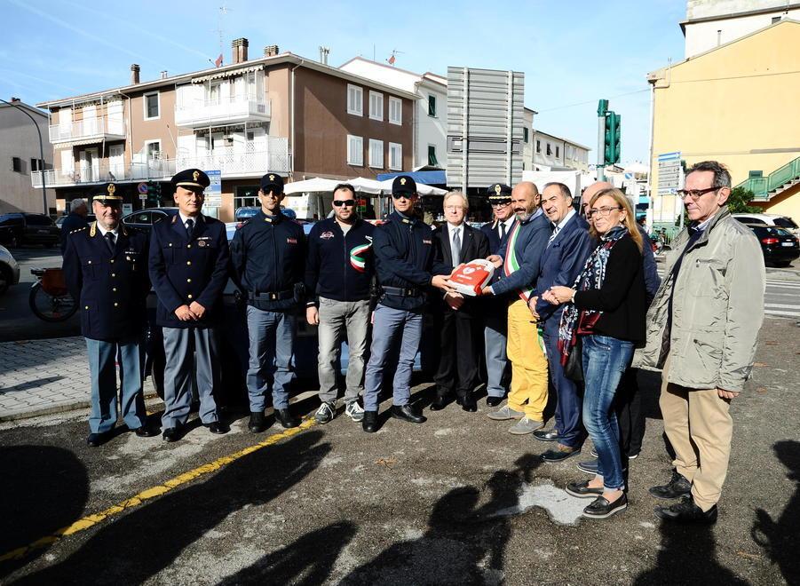 Defibrillatore in dono alla polizia di Stato Consegnato dal sindaco