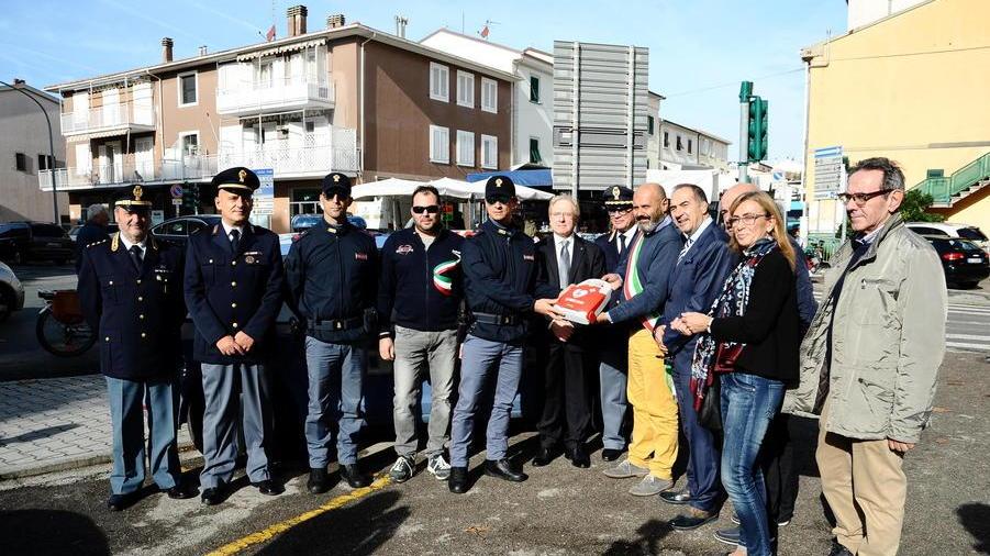 Defibrillatore in dono alla polizia di Stato Consegnato dal sindaco