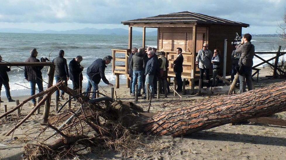 Viaggio tra locali distrutti e alberi ko