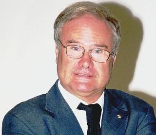 Maurizio Falco. A destra, una partita dei dilettanti