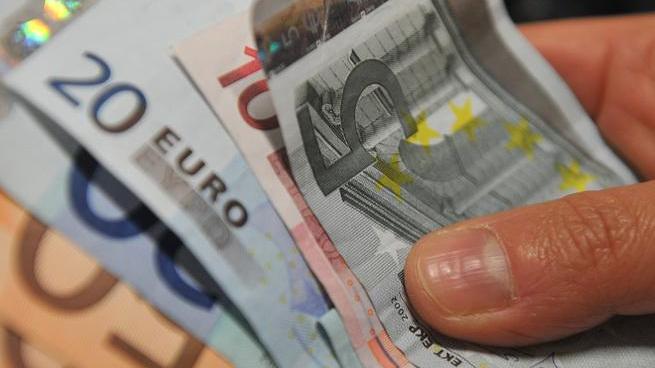 Smarrisce la borsa con 900 euro, due operai gliela restituiscono