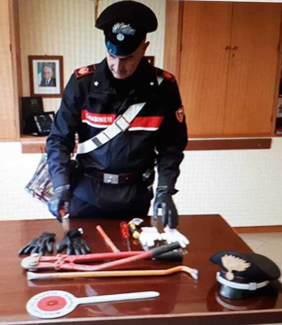 Ladri fuggono a piedi dopo l’inseguimento dei carabinieri