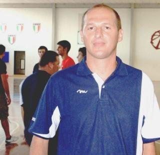 Sopra, Riccardo Tedeschi coach della Fastweb Libertas