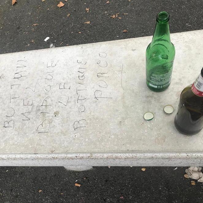 Povera panchina maltrattata