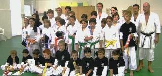 Il gruppo di ragazzi della scuola di karate diretta da Piero Mancini
