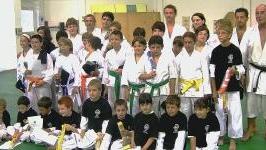 Il gruppo di ragazzi della scuola di karate diretta da Piero Mancini