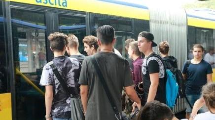Studenti a scuola con mezzi sostenibili