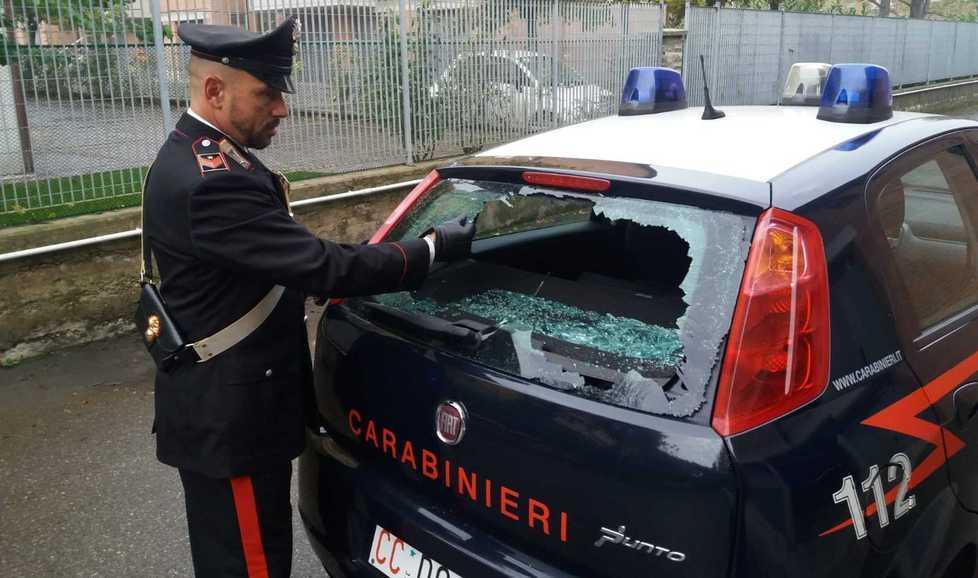 Sferra poderosa testata e spacca il lunotto dell’auto dei carabinieri