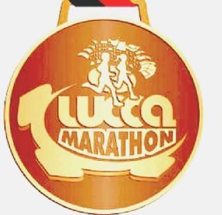 La medaglia con il logo della Lucca Marathon