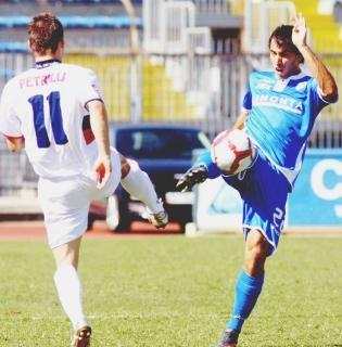 A sinistra Alessandro Vinci mentre anticipa un avversario durante la partita con il Crotone. Sopra Mirko Valdifiori in azione. A destra Adam Kokoszka entra in tackle su un attaccante del Frosinone