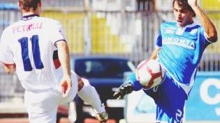 A sinistra Alessandro Vinci mentre anticipa un avversario durante la partita con il Crotone. Sopra Mirko Valdifiori in azione. A destra Adam Kokoszka entra in tackle su un attaccante del Frosinone