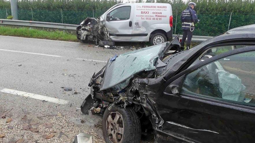 Pauroso scontro fra tre auto