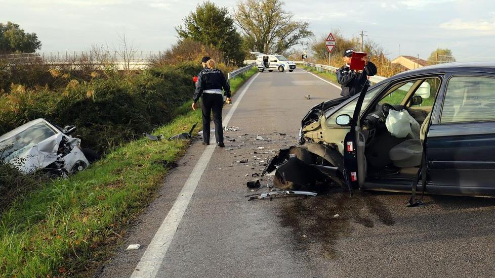 Schianto tra due auto Tre feriti all’ospedale