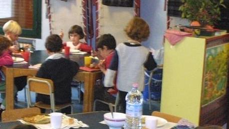 Quota fissa per la mensa Esentati 65 bambini