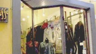 La vetrina e l’ingresso del negozio Le Griffe dove è avvenuto lo spiacevole episodio