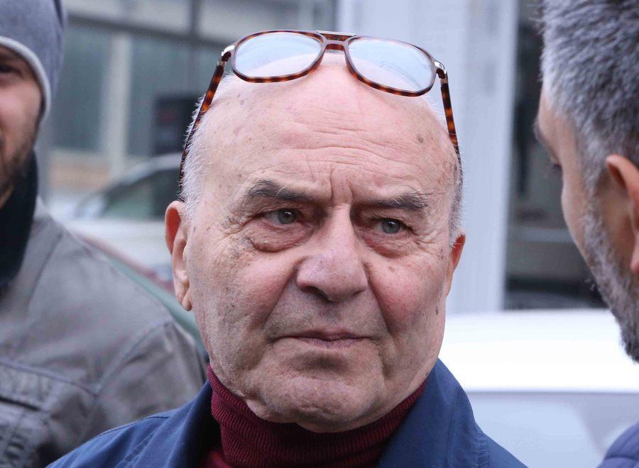 Lascia i soldi sul bancone e torna a riprenderli