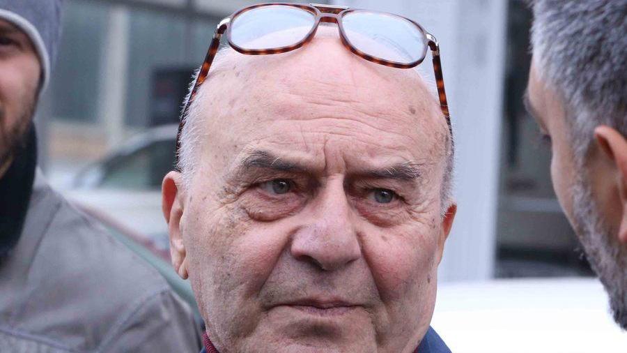 Lascia i soldi sul bancone e torna a riprenderli