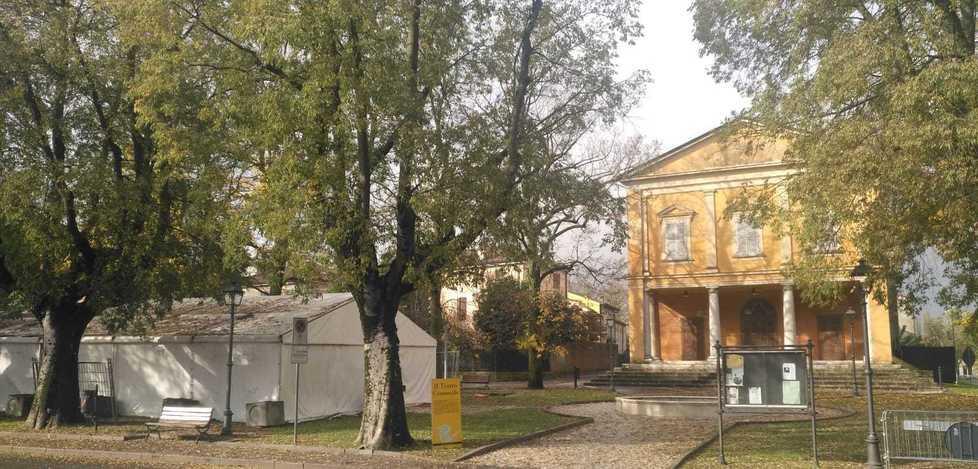 Via la tensostruttura simbolo del sisma «Andiamo avanti» 