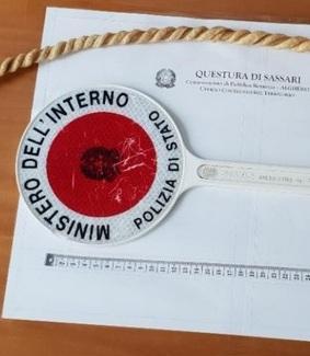 Sfonda la vetrata e picchia i padroni di casa a nerbate