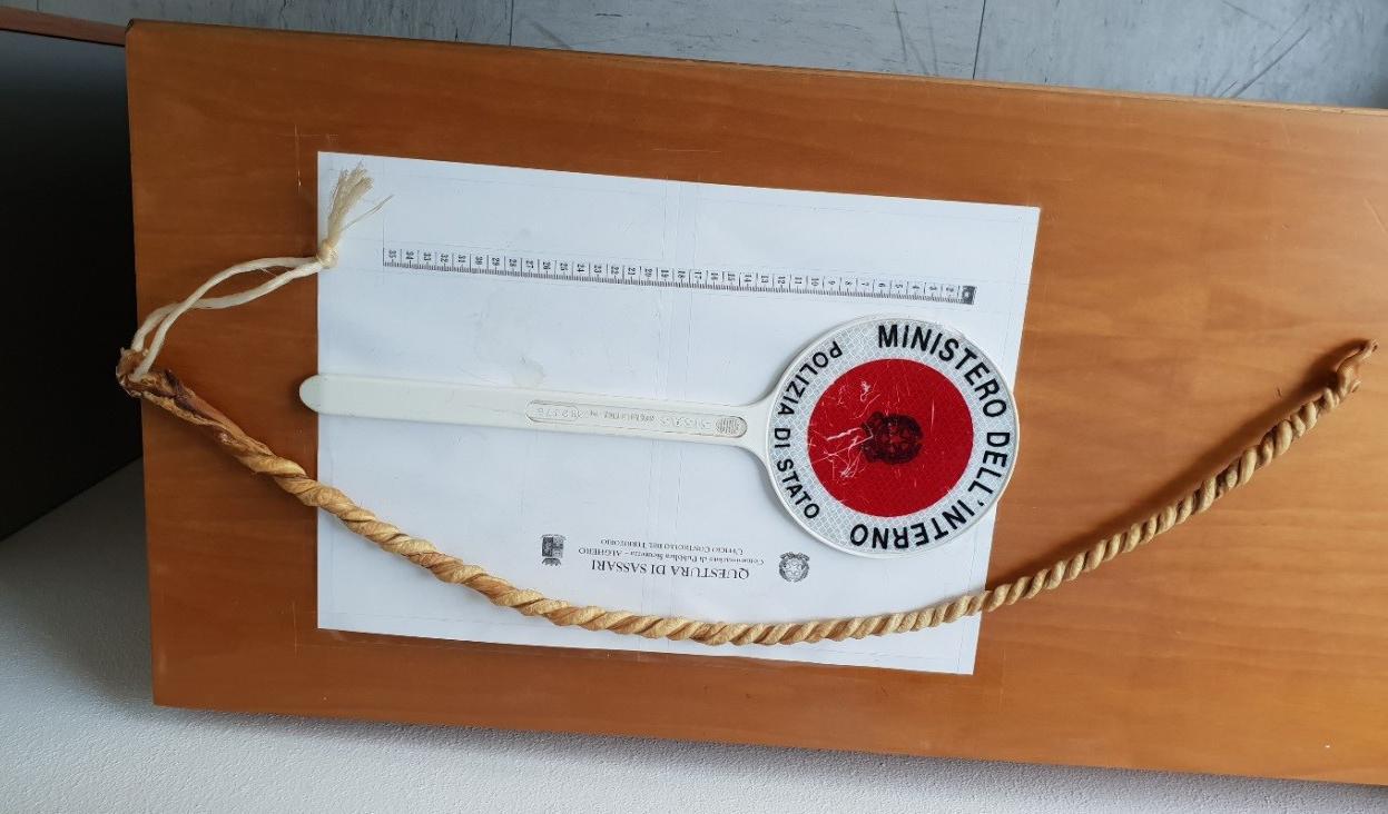 Alghero, sfonda una vetrata e picchia i padroni di casa 