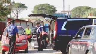 I carabinieri intorno alla vetturetta della donna
