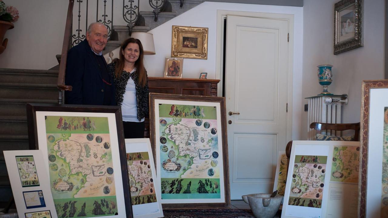 Lucia Panini con Alberto Ceccatelli e le mappe de Il Signore degli Anelli (Foto Massimo Mocali)