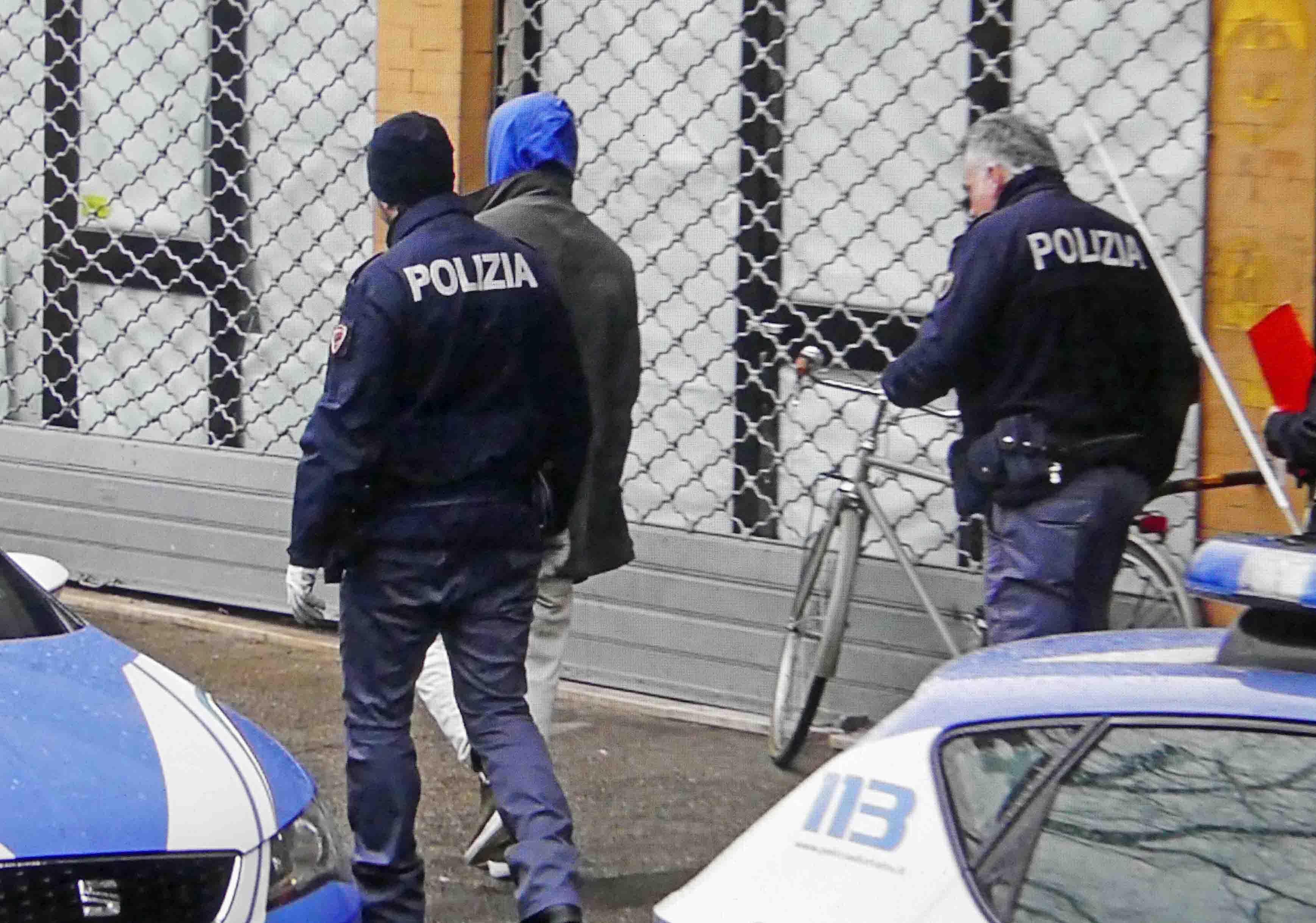 Controlli della polizia di Stato in zona Gad