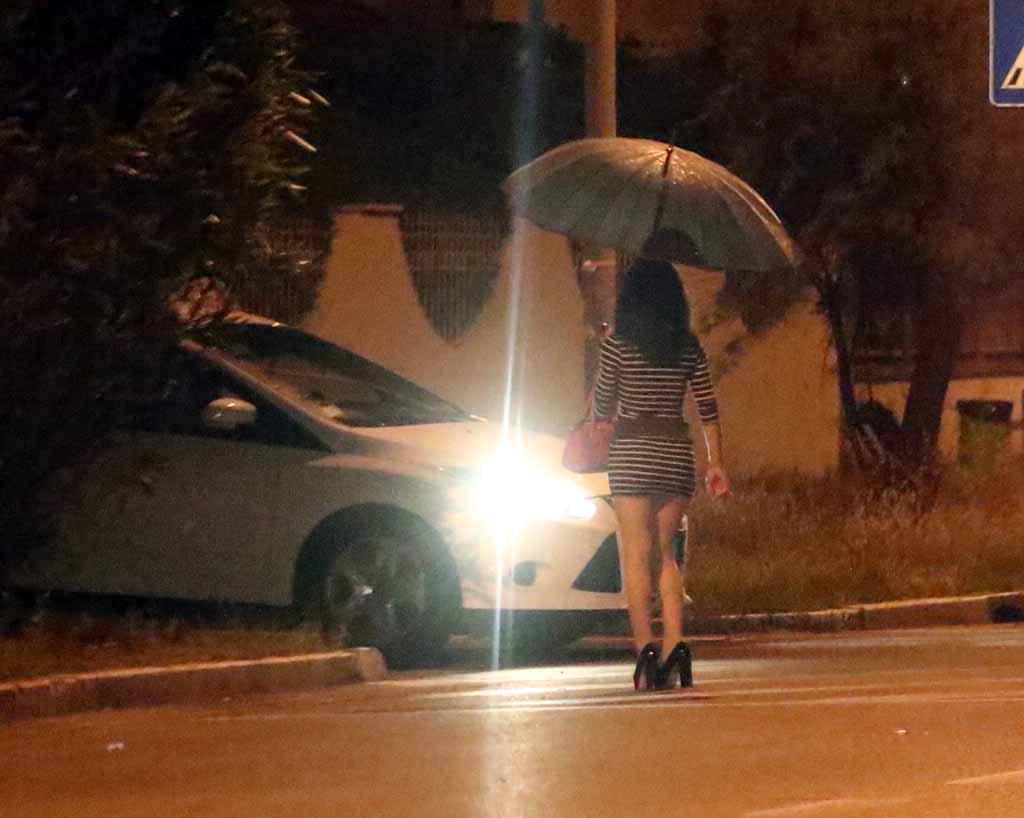 Donne costrette a prostituirsi con la violenza e i riti magici: la polizia arresta un nigeriano