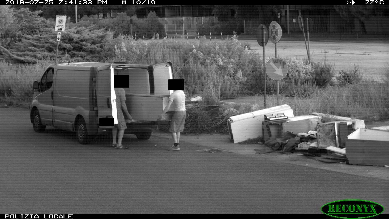 Uno degli scatti delle fototrappole pubblicati in anteprima dal Tirreno e concessi dalla polizia municipale e dal Comune