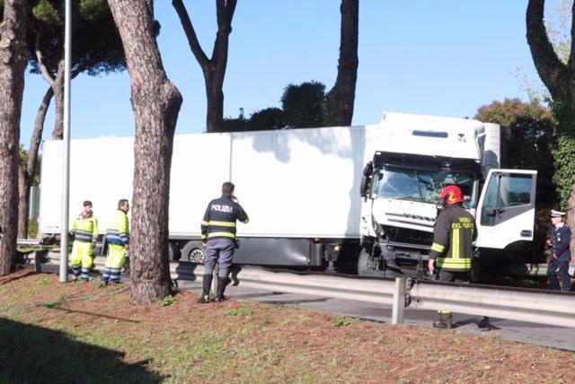 Il Tir che ha invaso la carreggiata (foto Sproviero-Batavia)