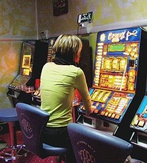 Una giocatrice al videopoker