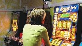 Una giocatrice al videopoker