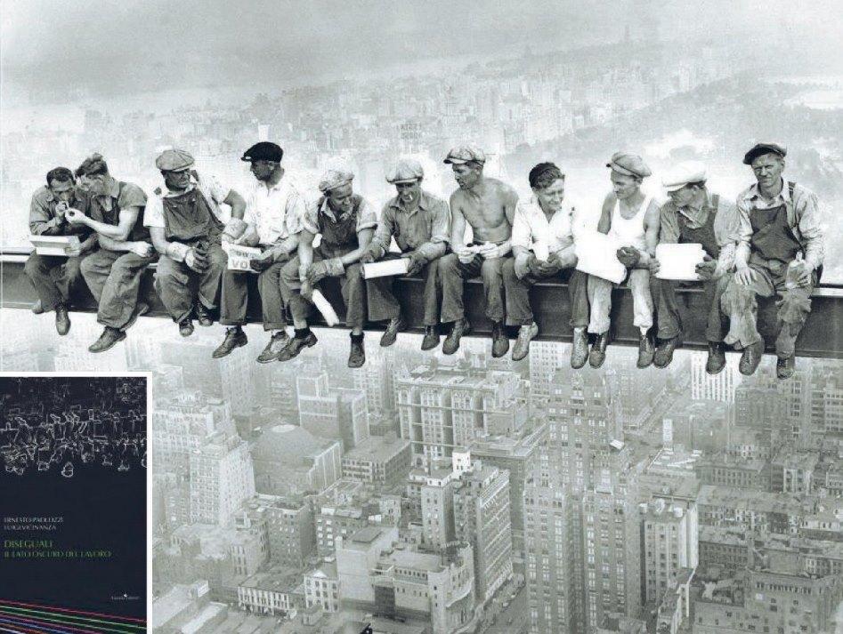 "Colazione in cima al grattacielo", una celebre foto pubblicata da "Time" nel 1932 e divenuta simbolo delle lotte proletarie. Nel riquadro a sinistra, la copertina di "Diseguali"