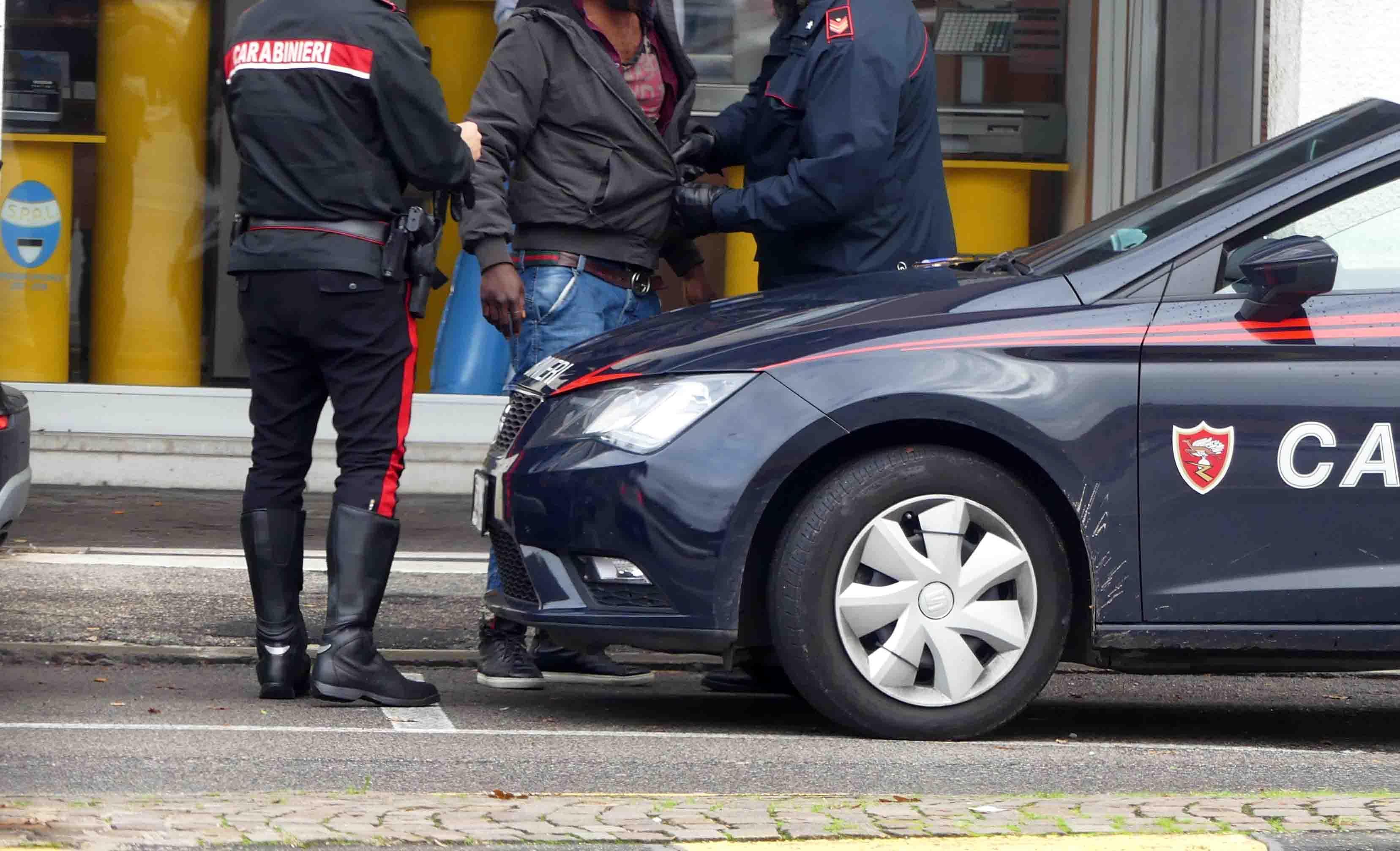 Ingerisce cinque ovuli di cocaina per nasconderli ai carabinieri